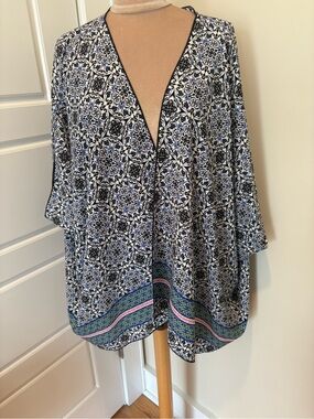 Flowy Patterned Open Front Kimono — Black, White & Blue with Green Trim